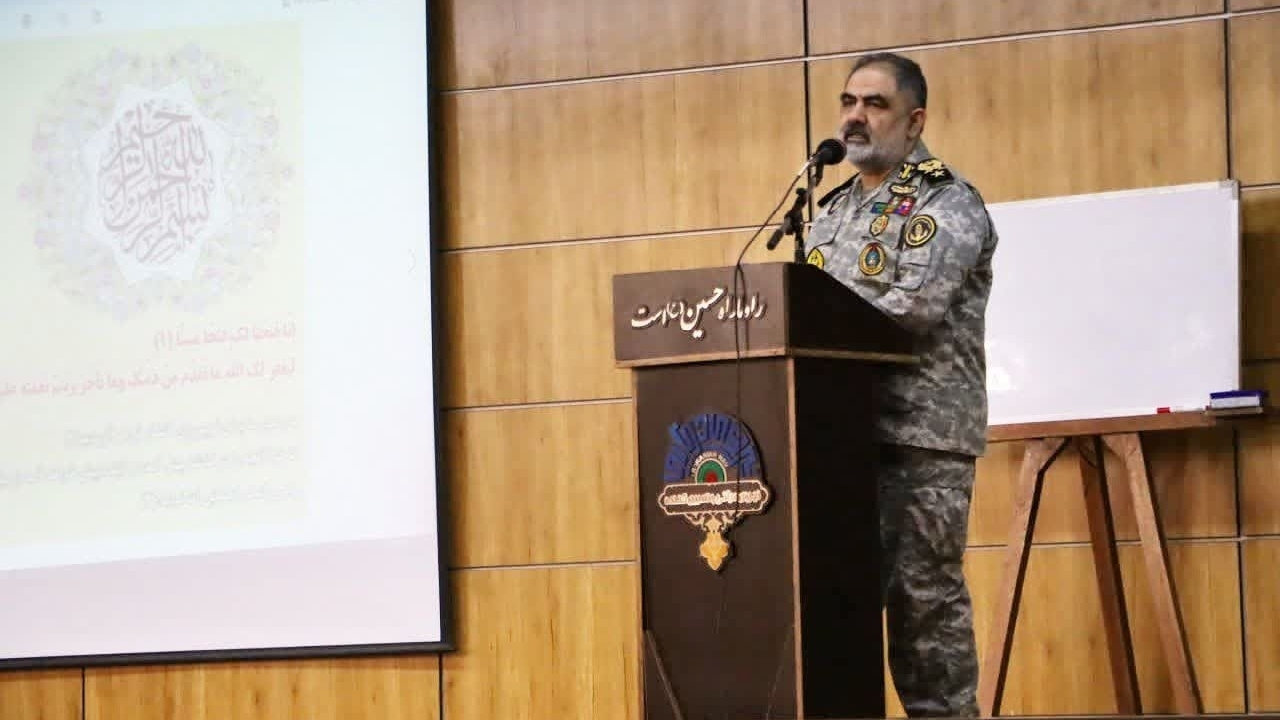 دریادار ایرانی: نیروی دریایی مأموریت خود را با قدرت ادامه می‌دهد
