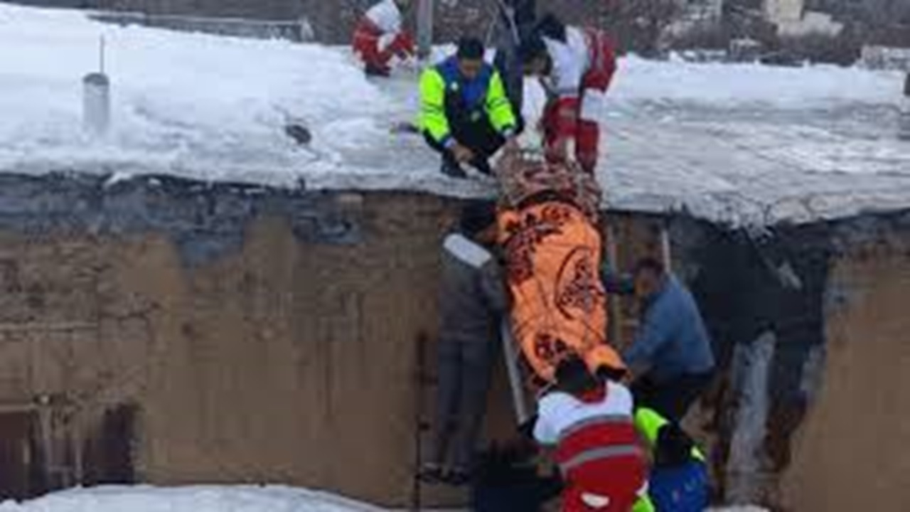 نجات دشوار بانوی ۸۰ ساله‌ی  خوانساری از پشت‌بام + فیلم