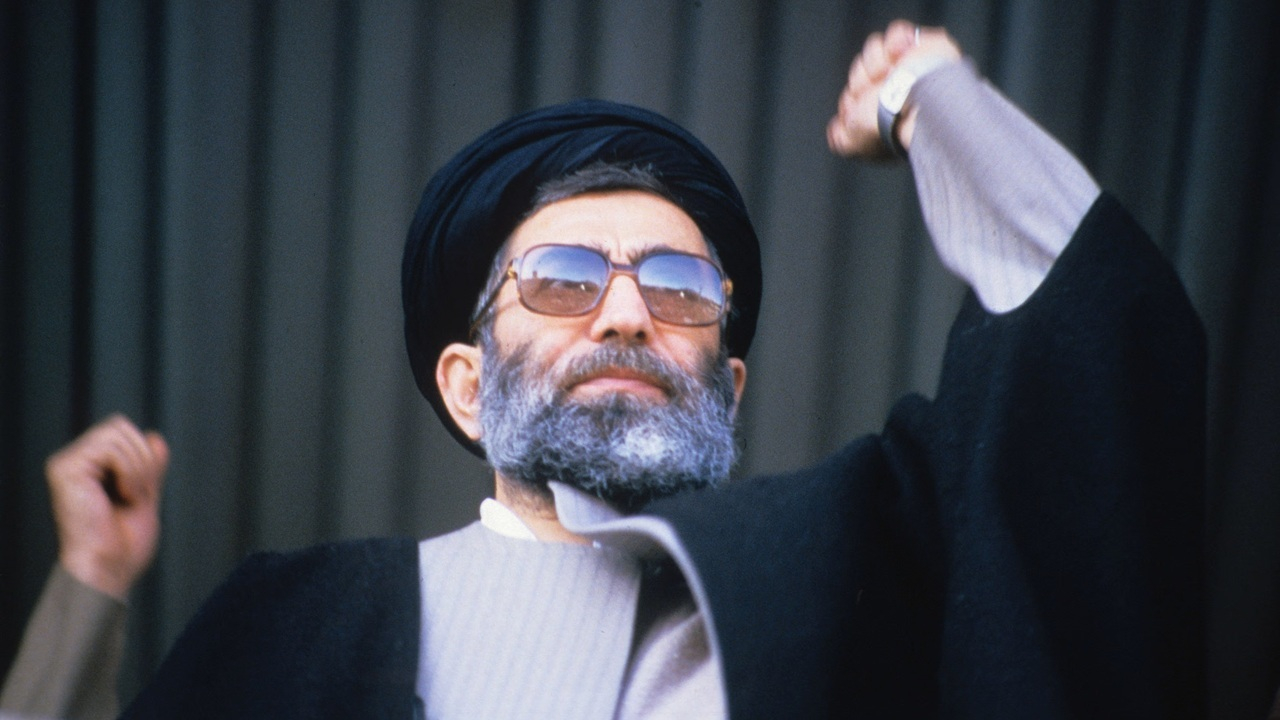 سخنرانی کمتر دیده شده رهبر انقلاب مقابل لانه جاسوسی آمریکا + فیلم