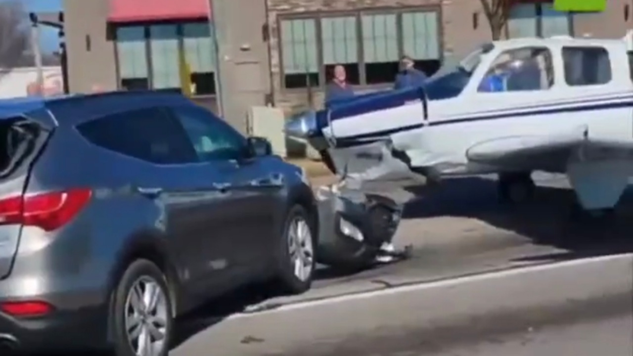 فرود اضطراری هواپیمای سبک در بزرگراه جورجیا و برخورد با خودروها + فیلم