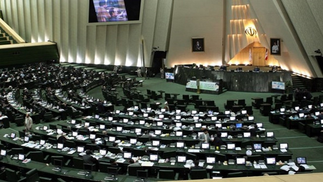 شریعتی: ساعت جلسات علنی مجلس ۶ تا ۱۰ صبح شود/ حاجیبابایی: دولت در تغییر ساعت مدارس تجدیدنظر کند