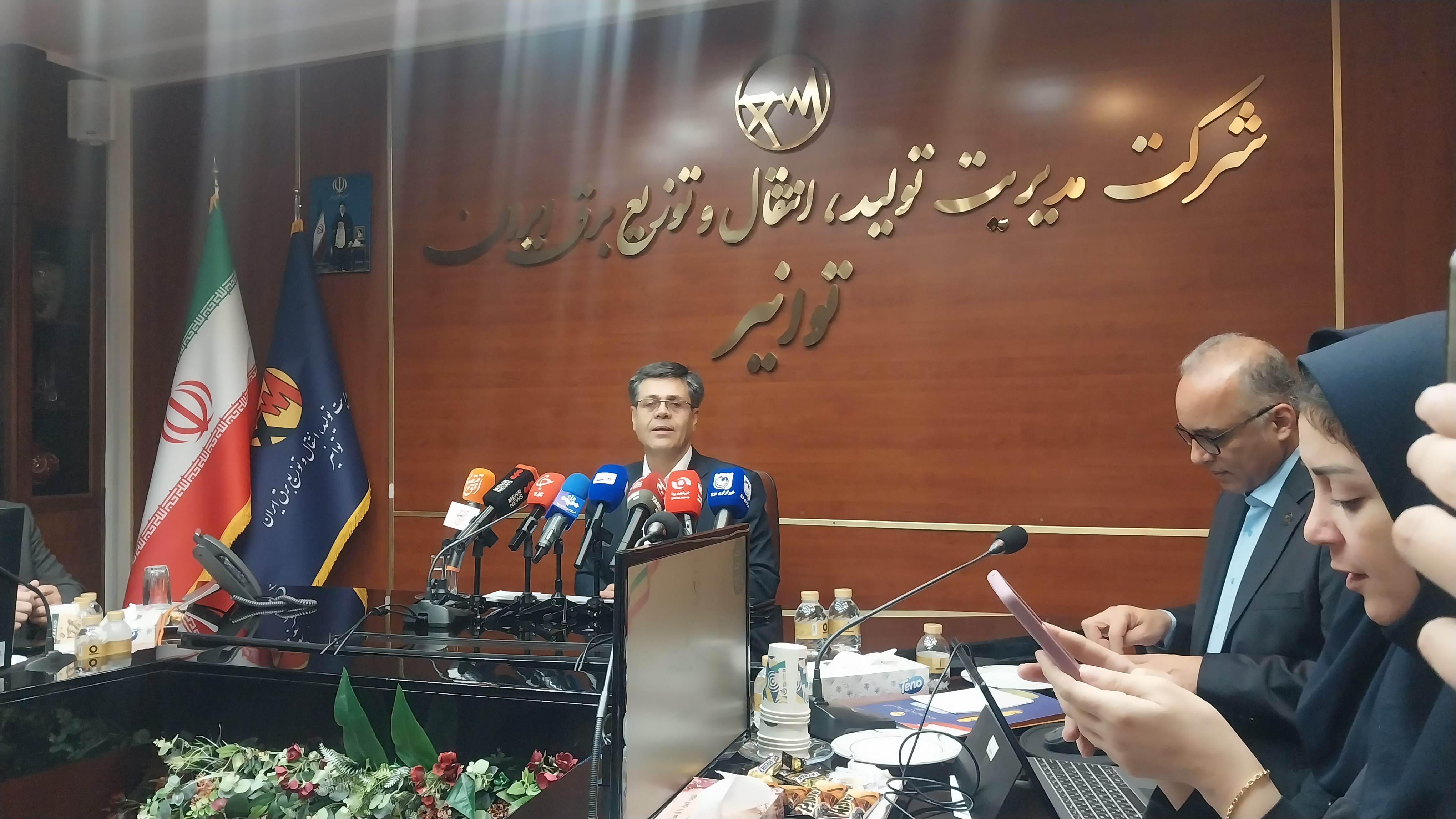 محدودیتهای ناشی از کاهش فرکانس شبکه نسبت به سال قبل ۴۳ درصد کمتر شد/ تأمین برق صنایع از اولویتهای دولت است