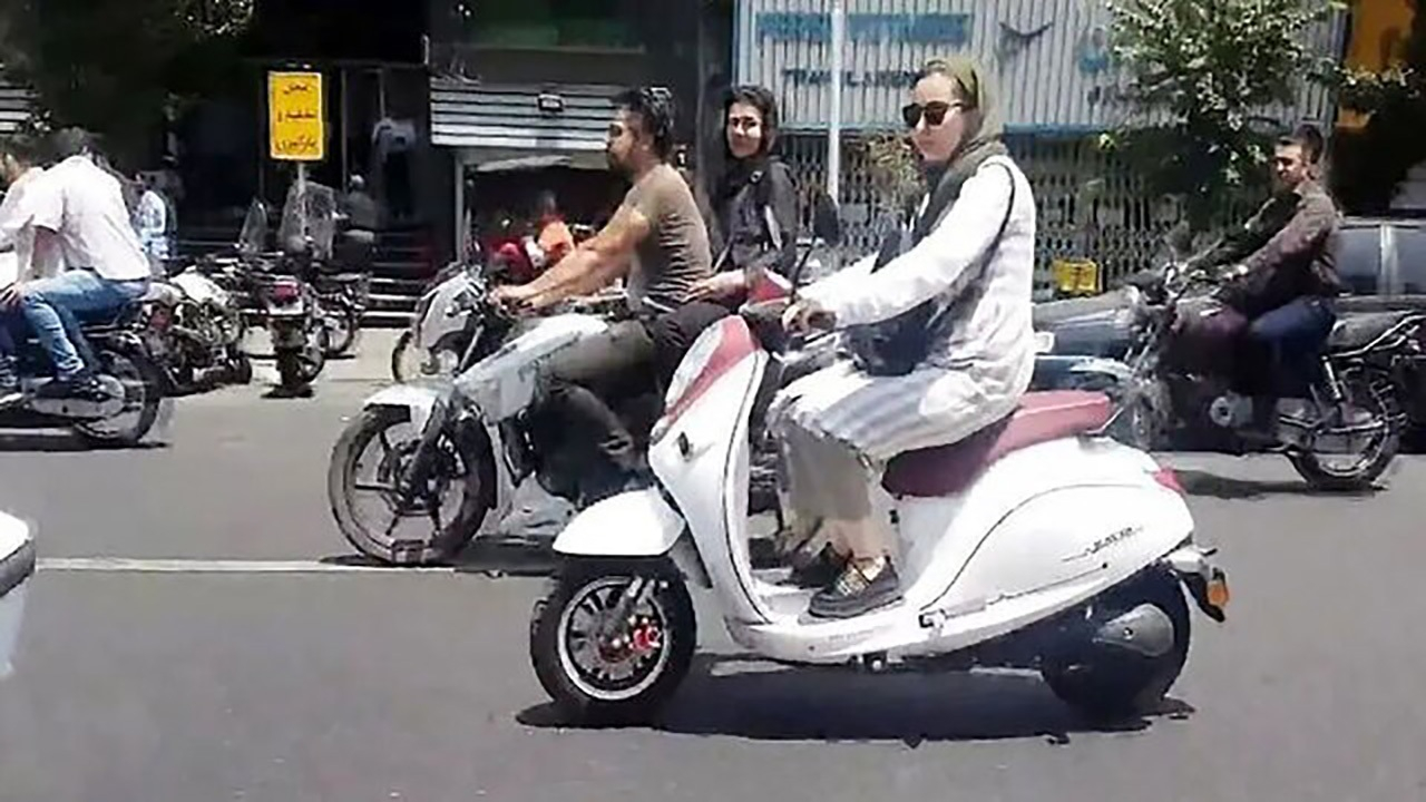 صدور گواهینامه موتور برای بانوان ممنوعیت قانونی ندارد؛ خلاء دارد/ زنان می‌توانند مالک موتورسیکلت باشند