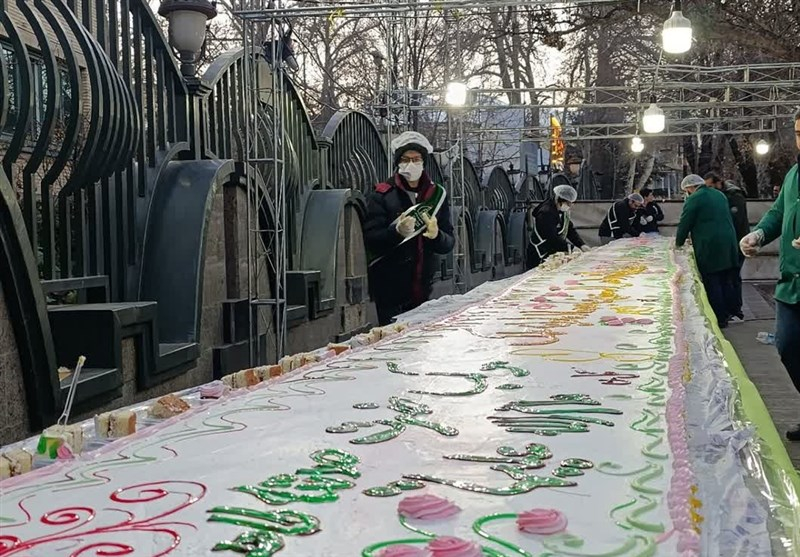 جشن میلاد حضرت زهرا(س) با توزیع کیک ۱۸ متری در همدان