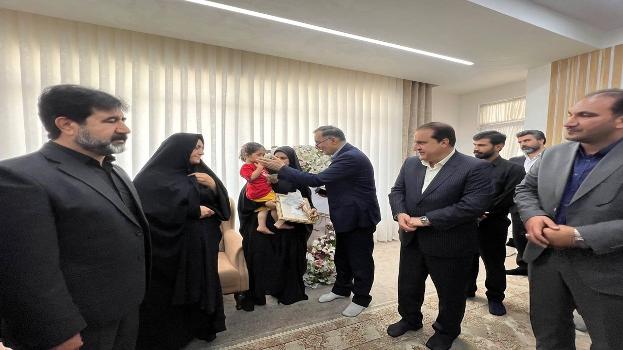 دیدار رئیس بنیاد شهید و امور ایثارگران با خانواده شهید جنگ رمضان حمیدرضا رجبی