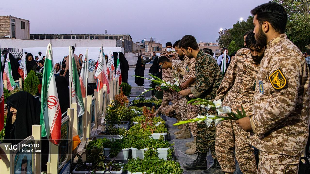 آیین عطرافشانی و گلباران گلزار شهدای اصفهان