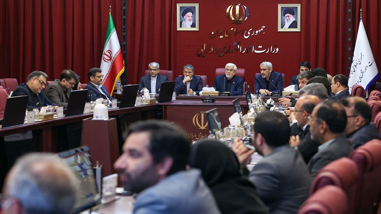 عارف: فرار مالیاتی دانه درشتها را باید ریشهکن کرد