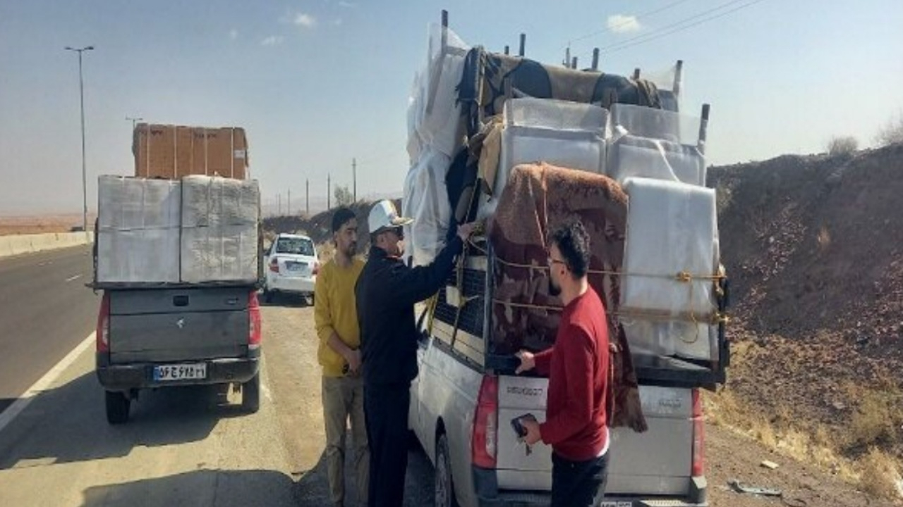 برخورد پلیس راه با تردد حمل بار نامتعارف توسط وانت بارها در تهران