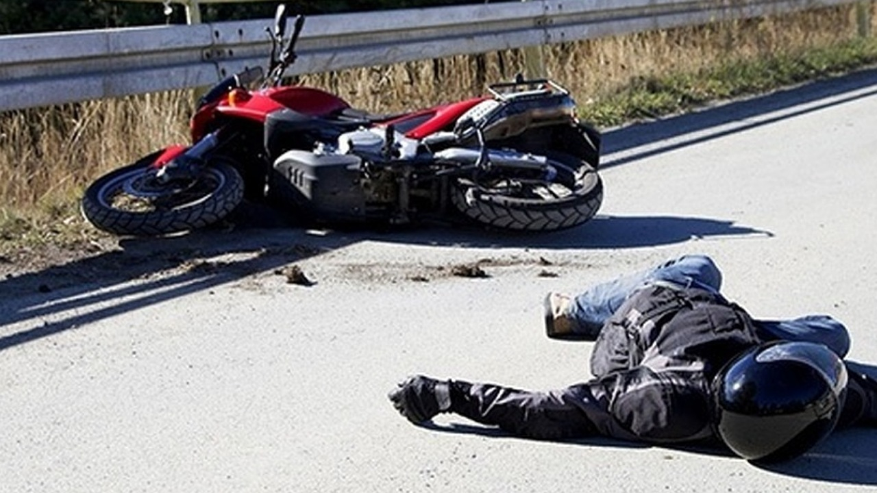 مرگ دلخراش موتورسوار پس از برخورد با تیر برق + فیلم