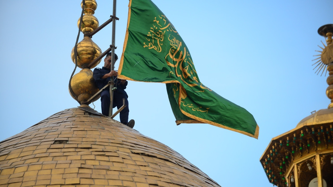تعویض پرچم گنبد امام رضا (ع) در آستانهی عید قربان + فیلم