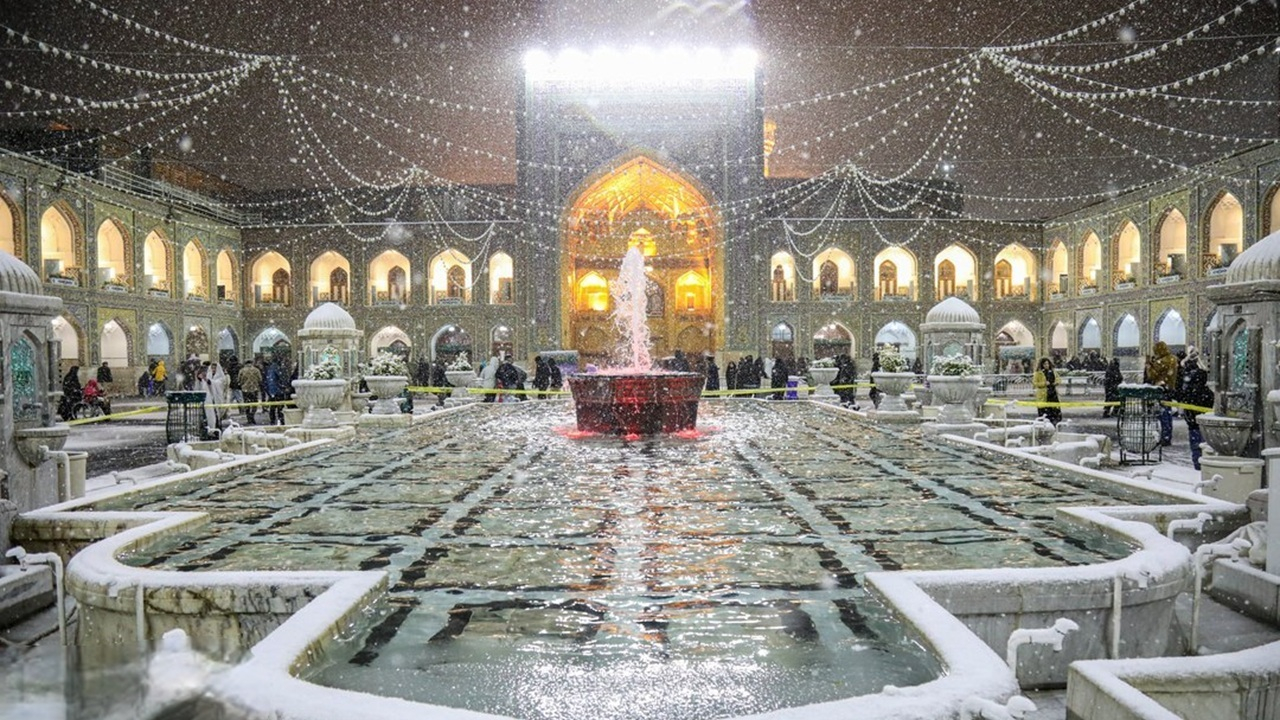 تصاویری زیبا از برف‌روبی پشت بام حرم مطهر رضوی + فیلم