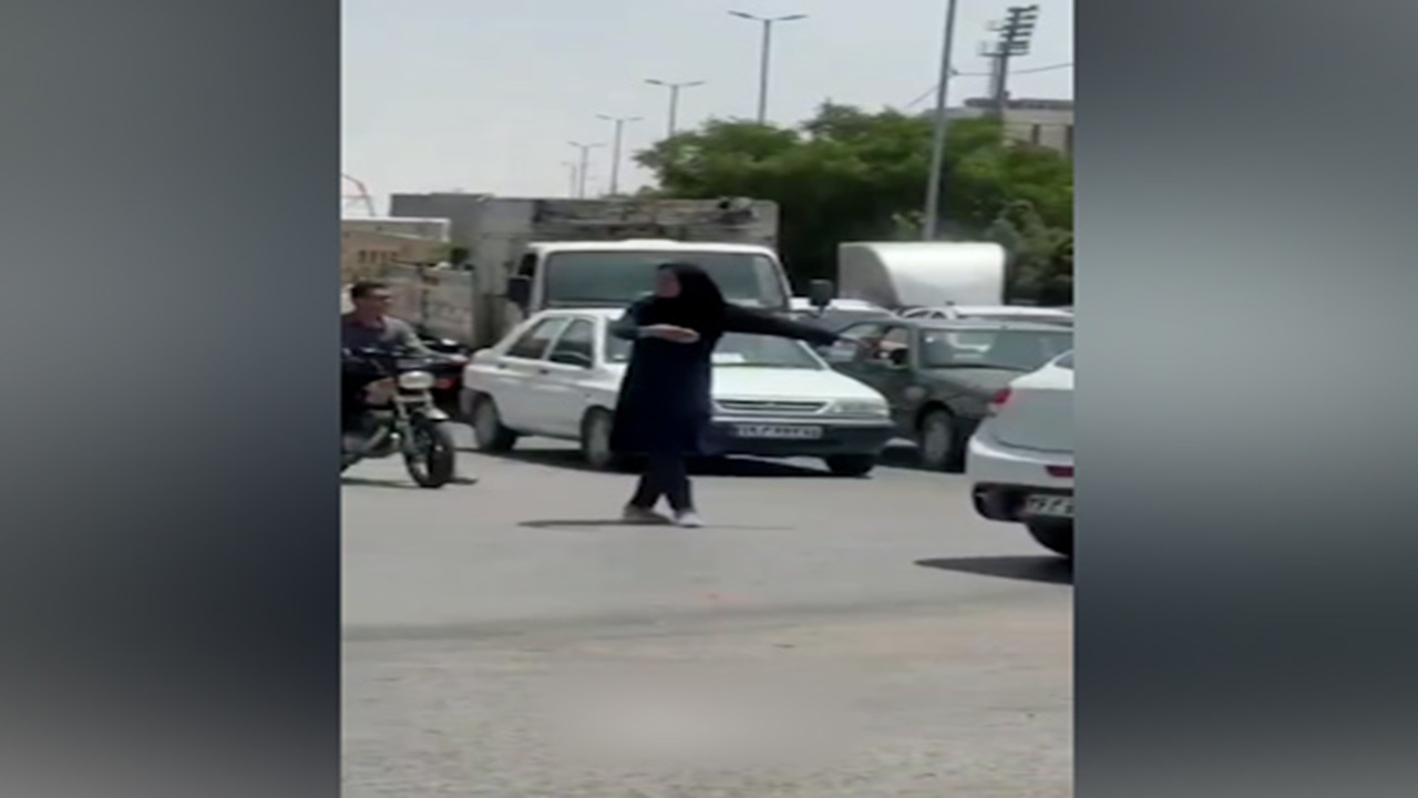 بانوی سیرجانی، ناجی ترافیک در بحران قطع برق! + فیلم