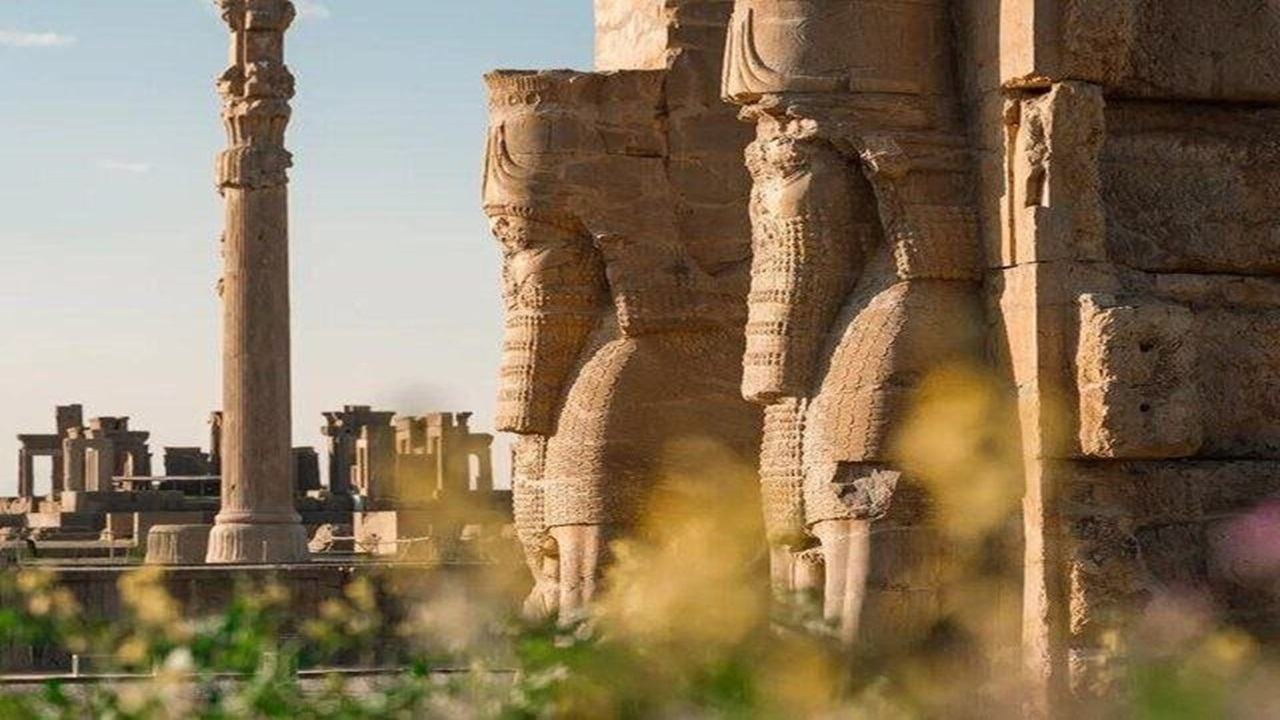 شایعه عجیب در فضای مجازی؛ تخت جمشید را انگلیسیها ساختند؟