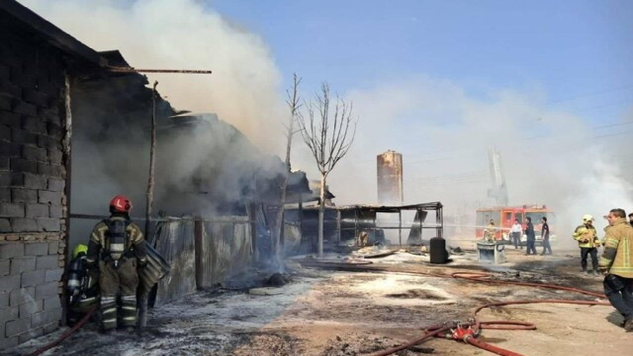 آتشسوزی گسترده یک گاراژ چوببری در بزرگراه آزادگان/ مهار حریق بدون تلفات جانی