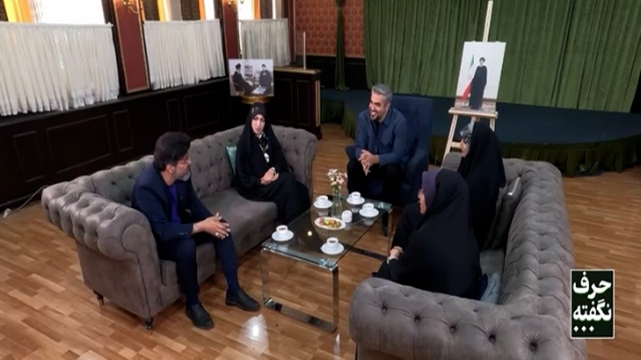 کفشهای گلی شهید ابراهیم رئیسی در داخل بالگرد + فیلم