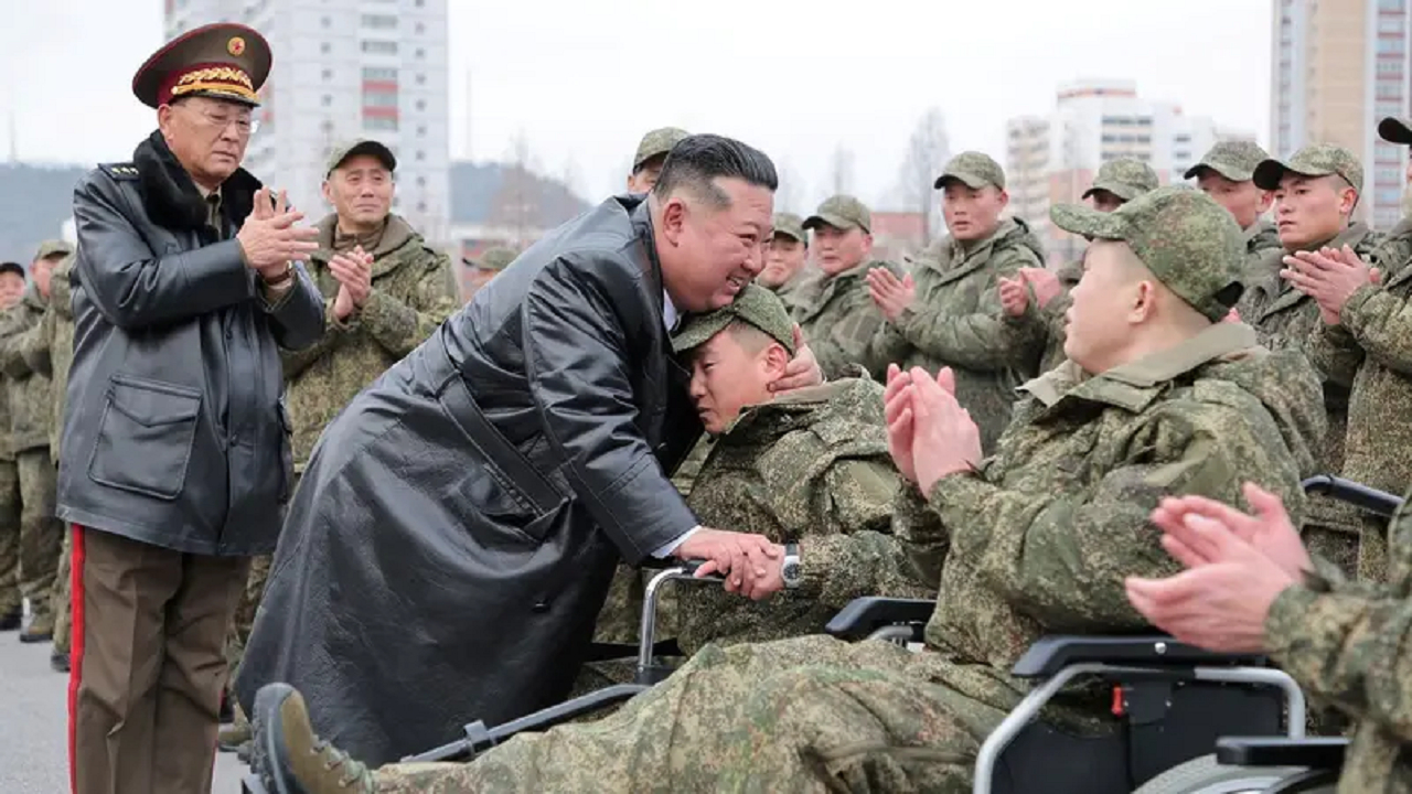 از سربازان در «سرزمین بیگانه» تقدیر کرد و بر اتحاد با مسکو تأکید نمود