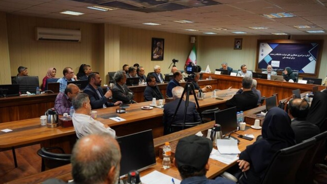 مهاجرانی: صنایع با فعالیت خود نشان دادند زندگی در وسط جنگ جریان دارد