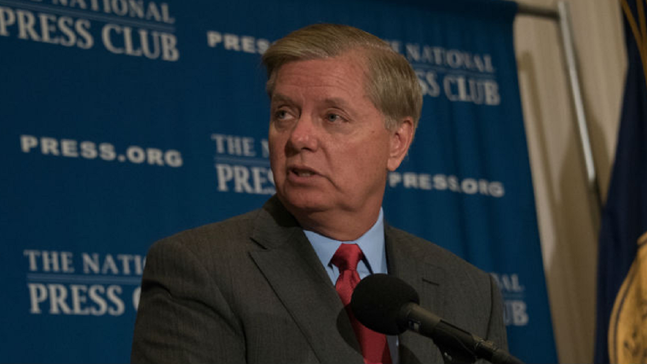 لیندسی گراهام: اطرافیان ترامپ او را از حمله به ایران منصرف میکنند