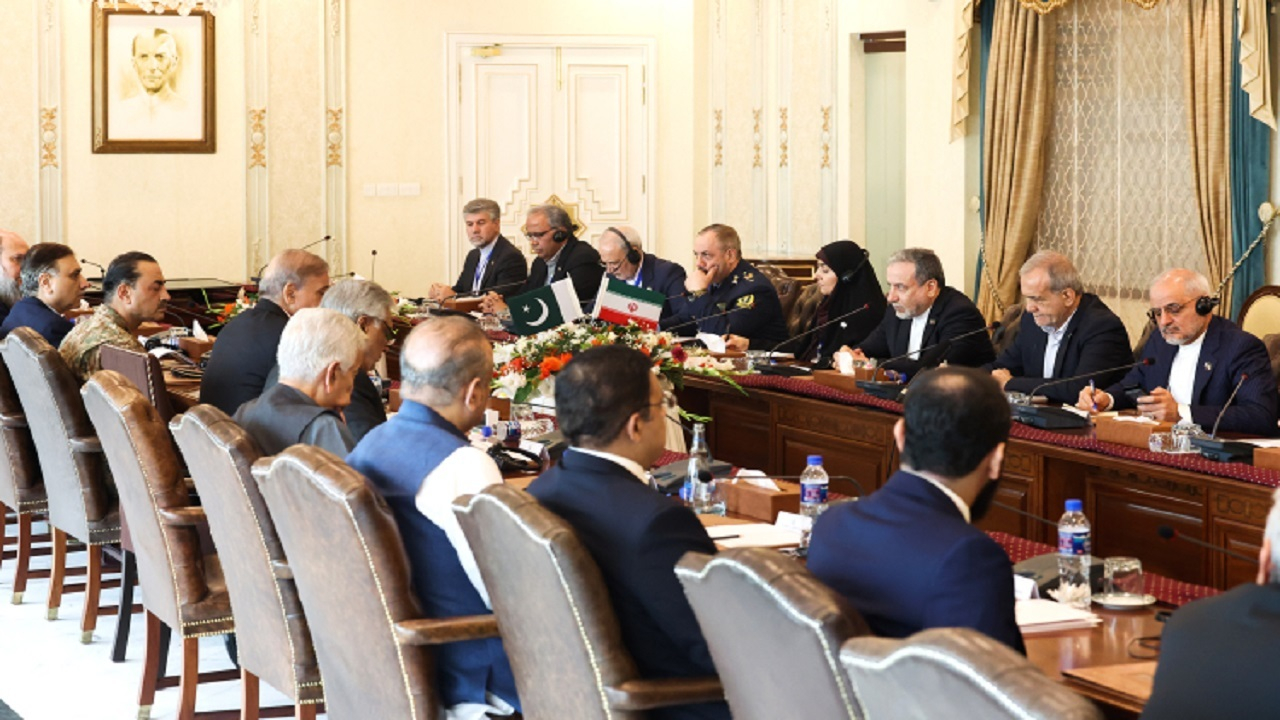 پزشکیان: ایران، در سختی‌ها همواره کشور پاکستان را در کنار خود دیده است/ شهباز شریف: همراهی پاکستان با ایران همواره تداوم خواهد داشت