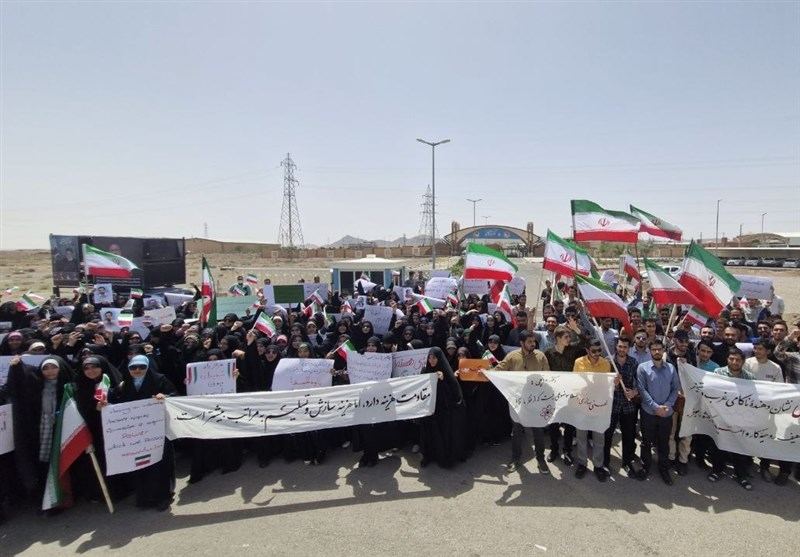 تجمع دانشجویان در جوار سایت فردو در حمایت از غنیسازی ایران