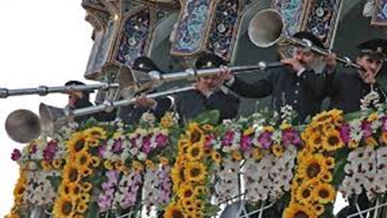 نقارهنوازی خادمان حرم رضوی در صبح میلاد حضرت زهرا(س) + فیلم