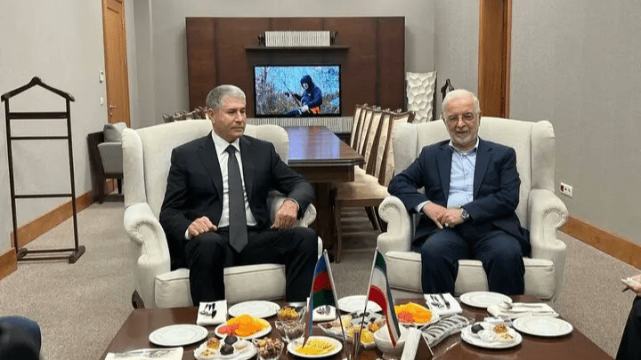 مومنی وارد باکو شد