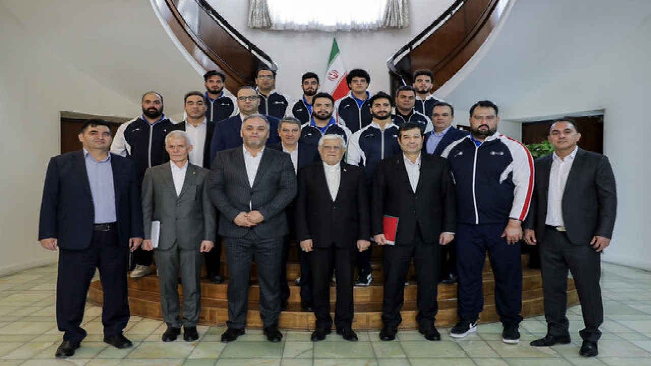 عارف: ورزش به دیپلماسی کمک می‌کند