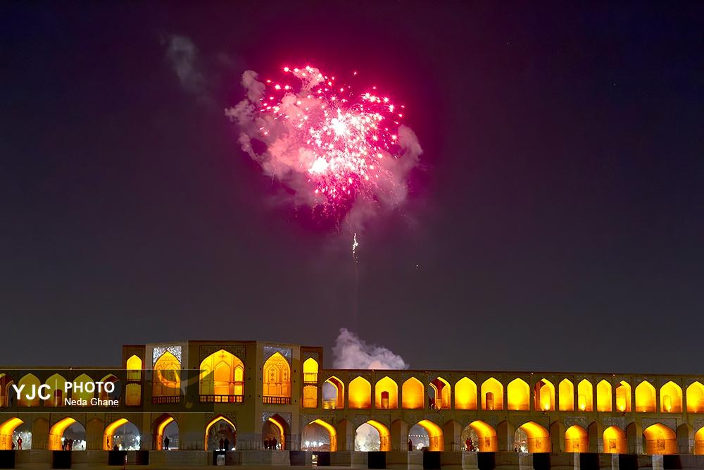 نورافشانی آسمان اصفهان در سالگرد پیروزی انقلاب اسلامی