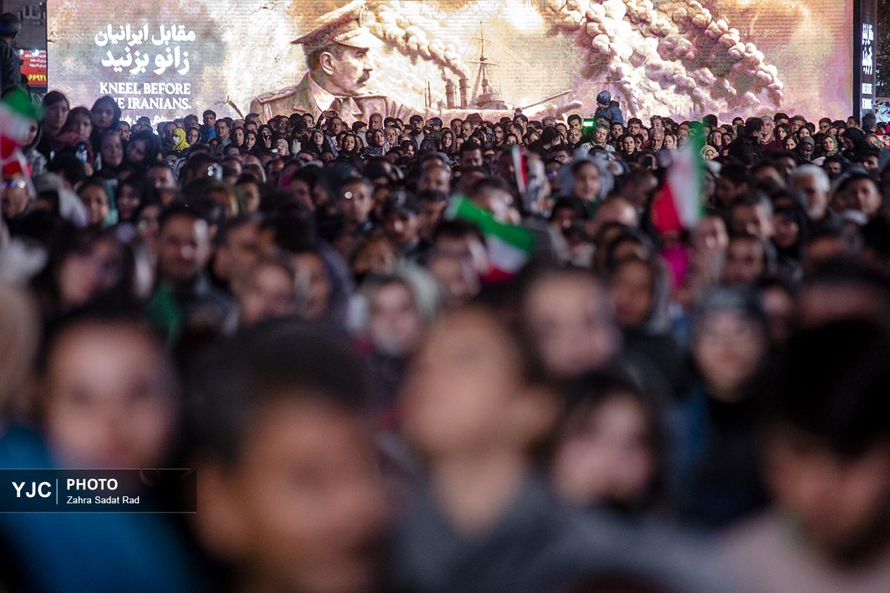 رونمایی از مجسمه «زانو زنندگان برابر ایران» در میدان انقلاب