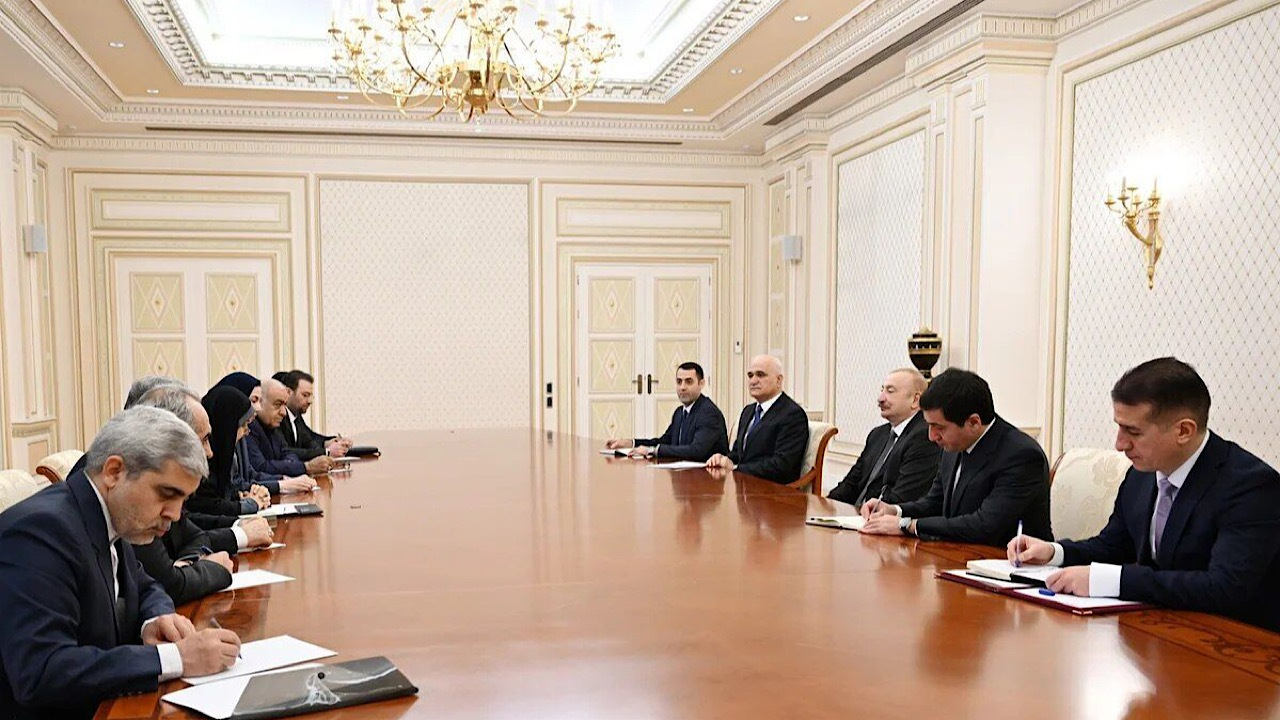 بررسی زیرساخت‌های جدید ریلی و میادین مشترک نفتی در دیدار وزیر راه با رئیس جمهور آذربایجان