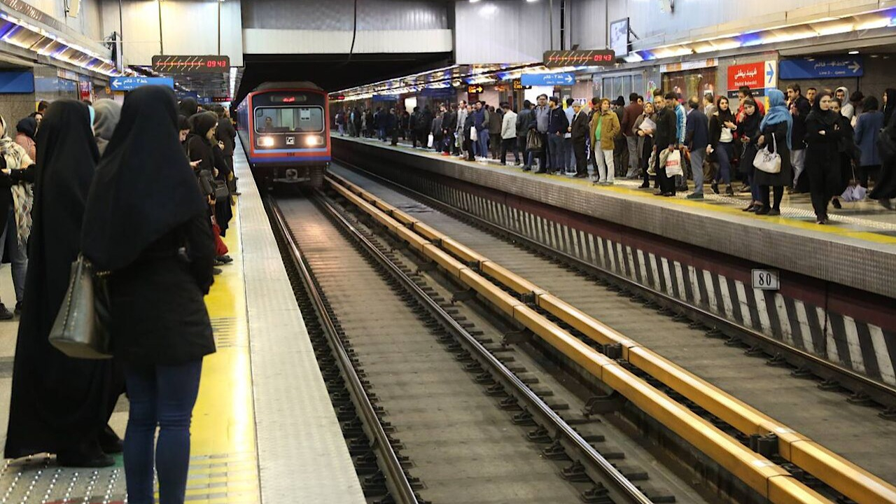 توقف موقت حرکت قطار‌های خط دو مترو تهران در پی ورود غیرمجاز به حریم ریلی