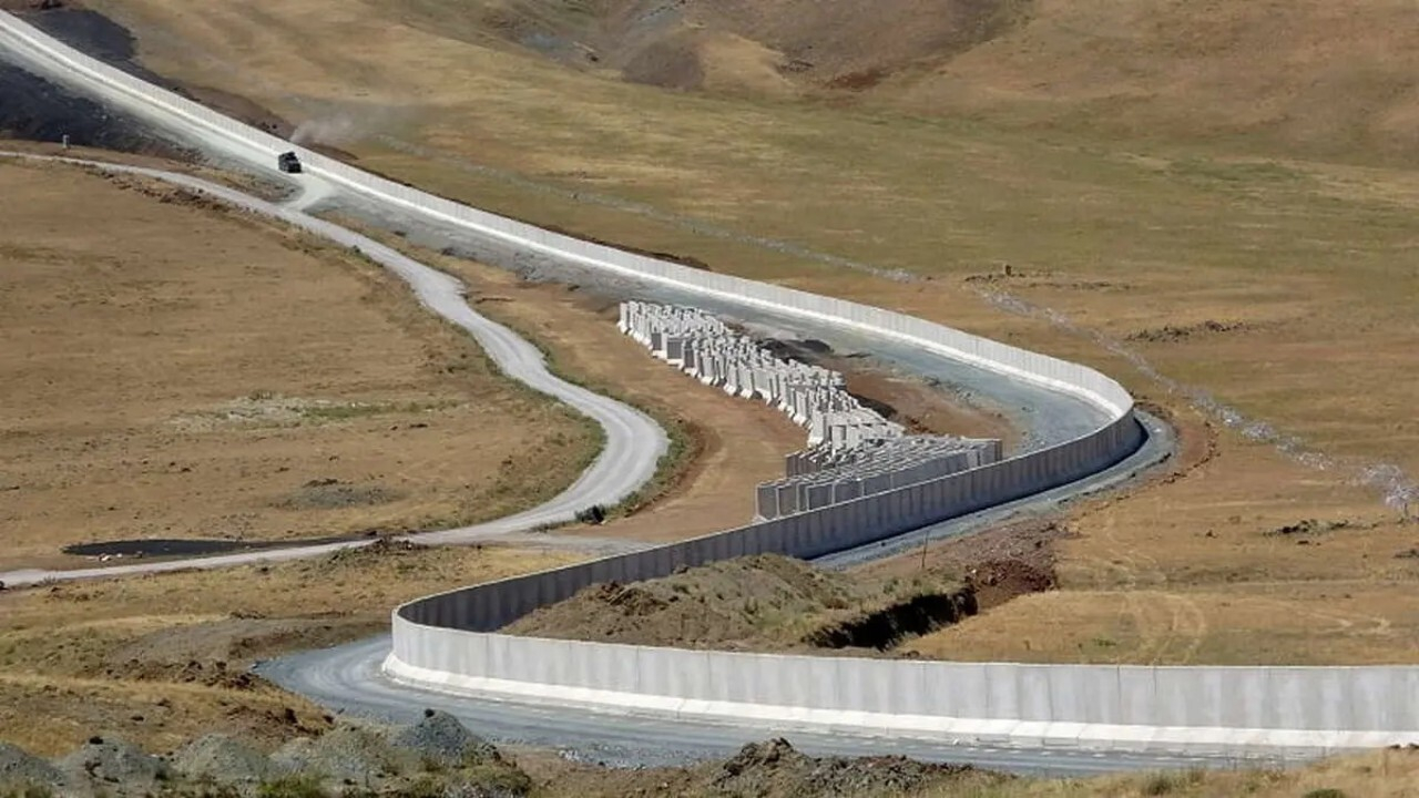 دیوار کشی ۱۰۰ کیلومتری مرز ایران و افغانستان
