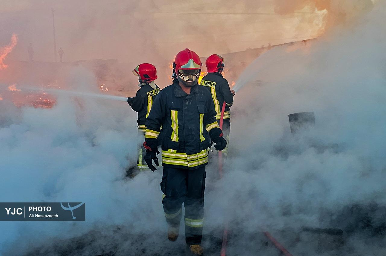 حریق گسترده در مرکز دپو پالت های چوبی یزد