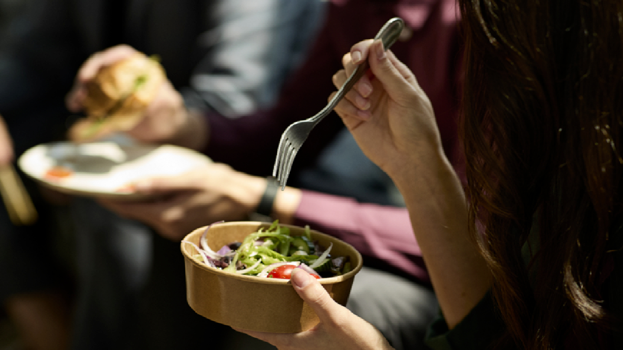 اشتباهات رایج در خوردن که فواید غذا را کاهش می‌دهند