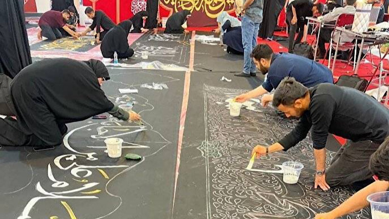 کتیبه‌نویسی به صورت بداهه در مسیر راهپیمایی جاماندگان اربعین حسینی