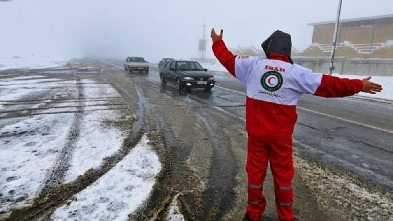 رهاسازی ۳۰ خودروی گرفتار در برف و کولاک/ تداوم امدادرسانی و آماده باش هلالاحمر در استانهای درگیر
