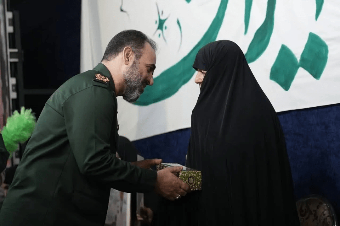 قامتِ فرماندهی که به نمایندگی از مردم ایران، پیشِ مادران شهدا خم شد