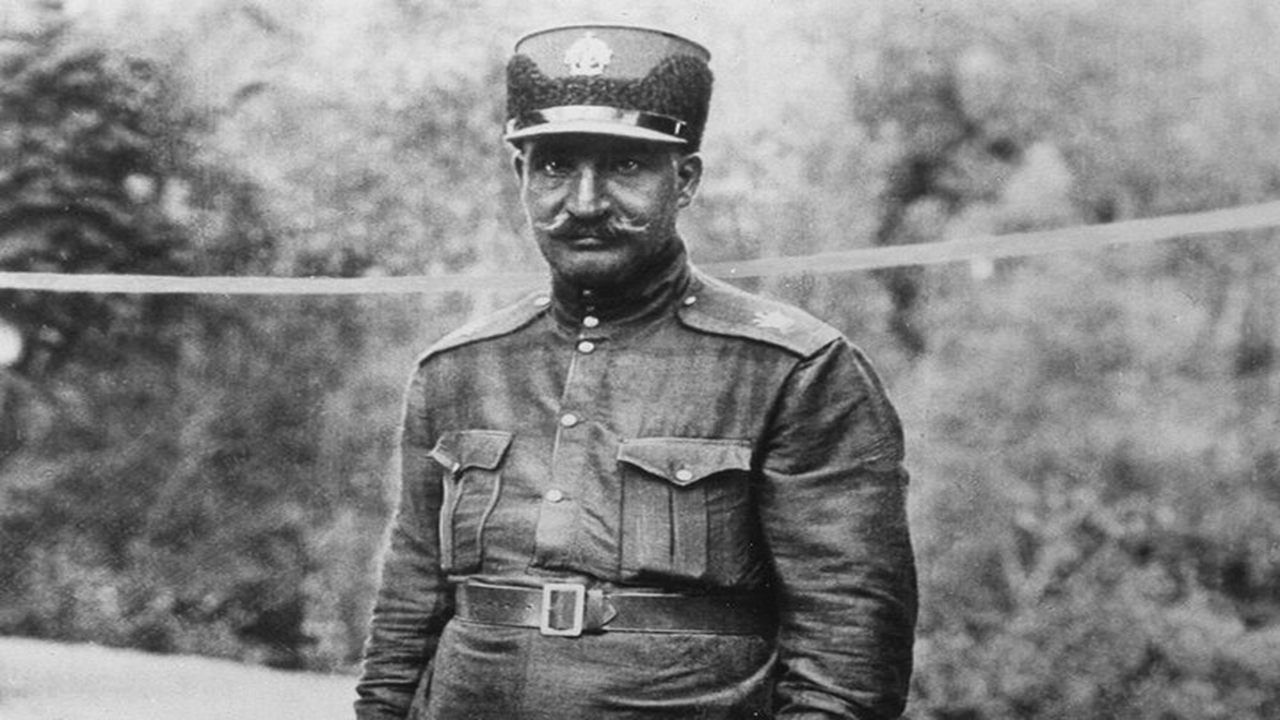 رضاشاه و ۳۰ ضربه شلّاق به جرم دزدی از سفارت هلند!