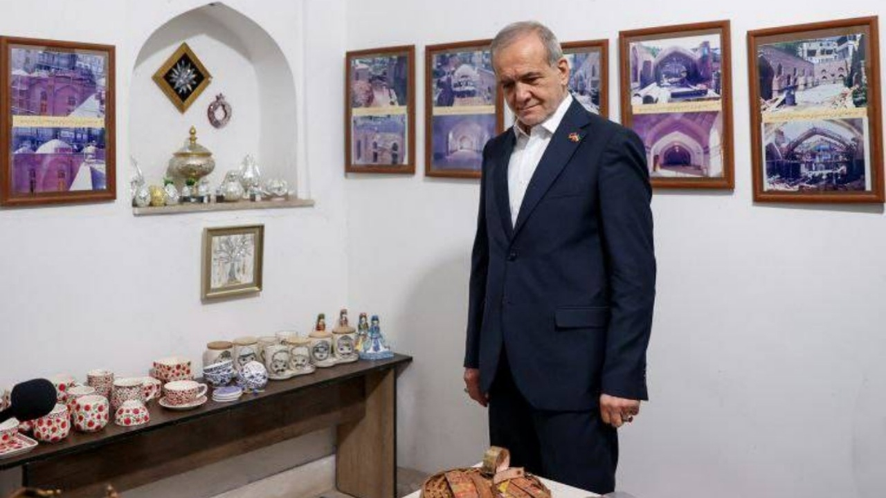 بازدید پزشکیان از مسجد کبود ایروان و اقامه نماز با نمازگزاران