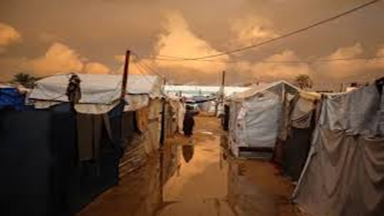 غرق شدن چادر آوارگان در غزه + فیلم