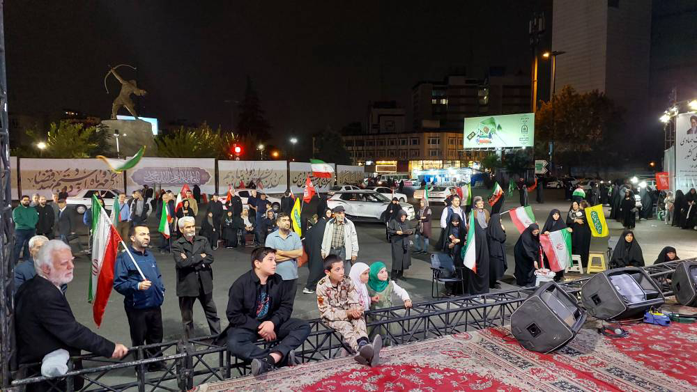 اکران فیلم‌ کوتاه «لاشخورهای آهنی» در میدان ونک تهران
