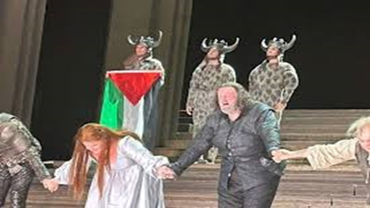 پرچم فلسطین در اپرای سلطنتی انگلستان + فیلم
