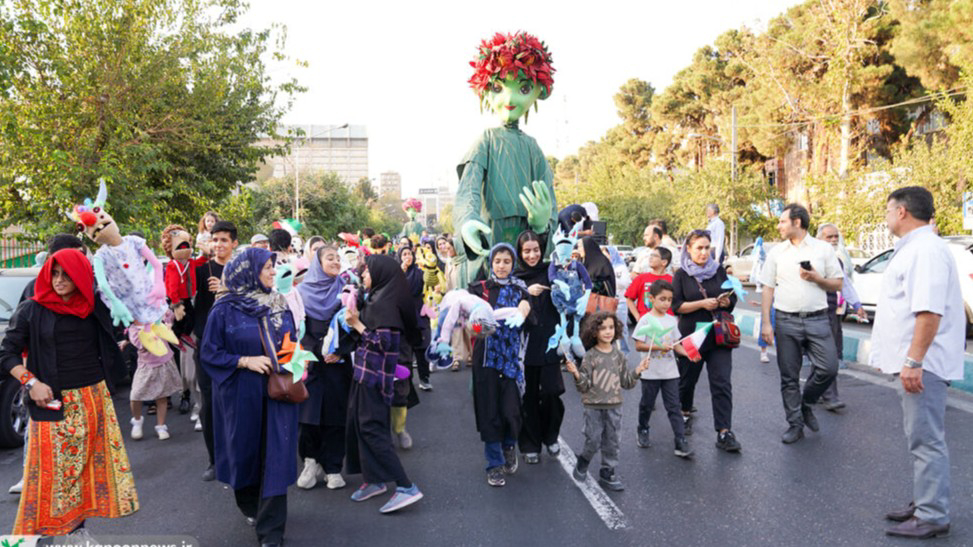 جشن شادی کودکان با عروسک‌ها در خیابان