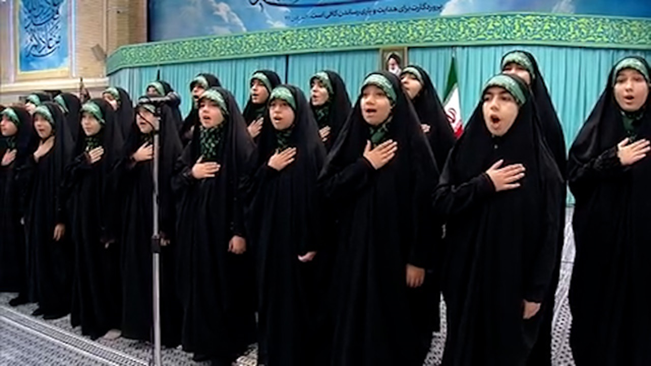 سرودخوانی دسته‌جمعی بسیجیان در دیدار با رهبر معظم انقلاب + فیلم