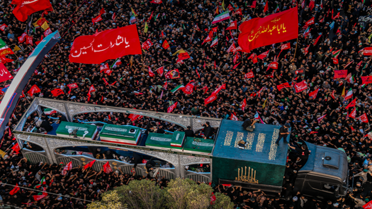 ماجرای یک پرچم در تشییع پیکر رهبر شهید انقلاب