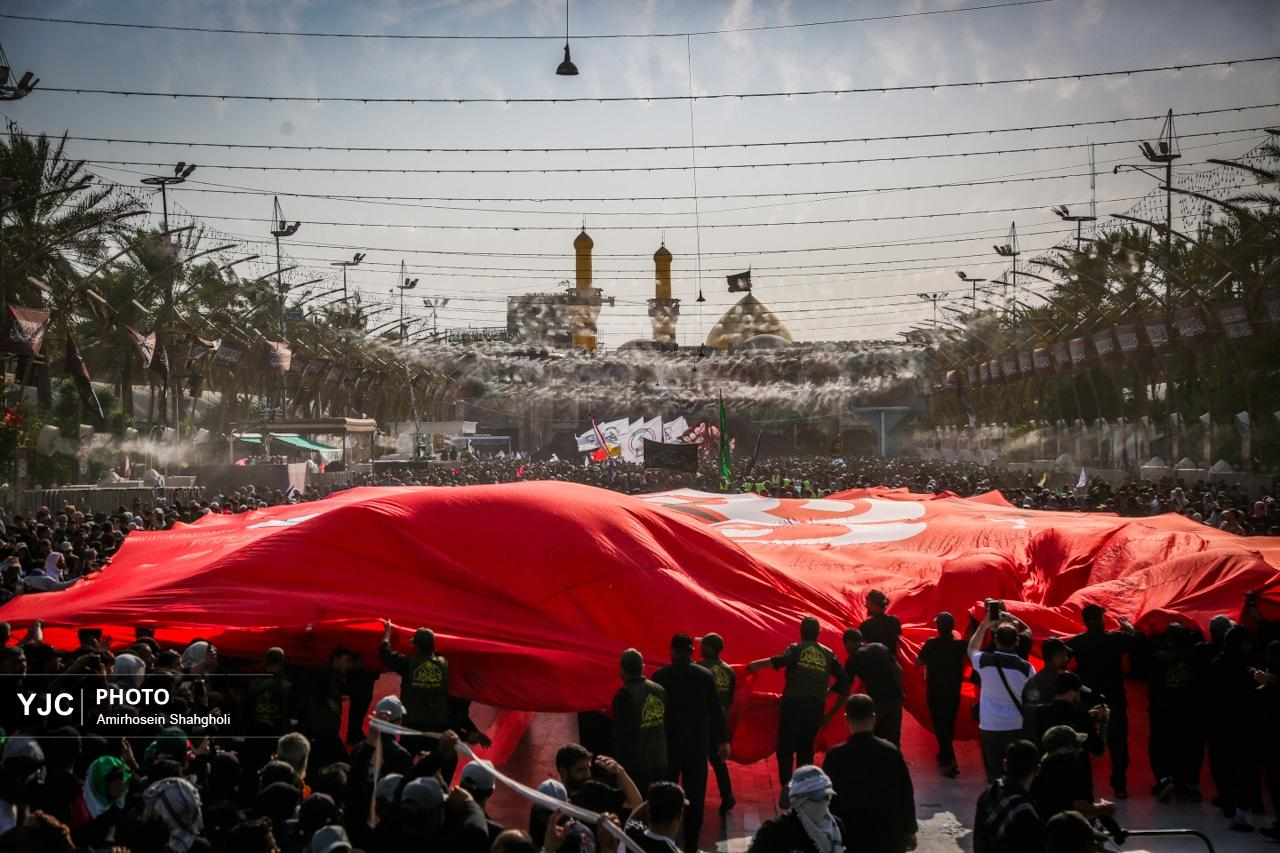 گستردن پرچم بزرگ انتقام رهبر شهید در حرم مطهر امام حسین (ع)
