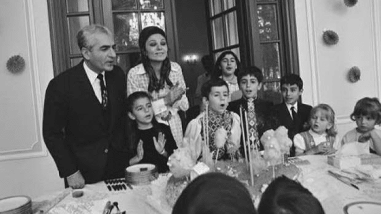 ماسکِ مذهبی بر چهره دیکتاتور؛ وقتی «پهلوی» روزهدار میشد