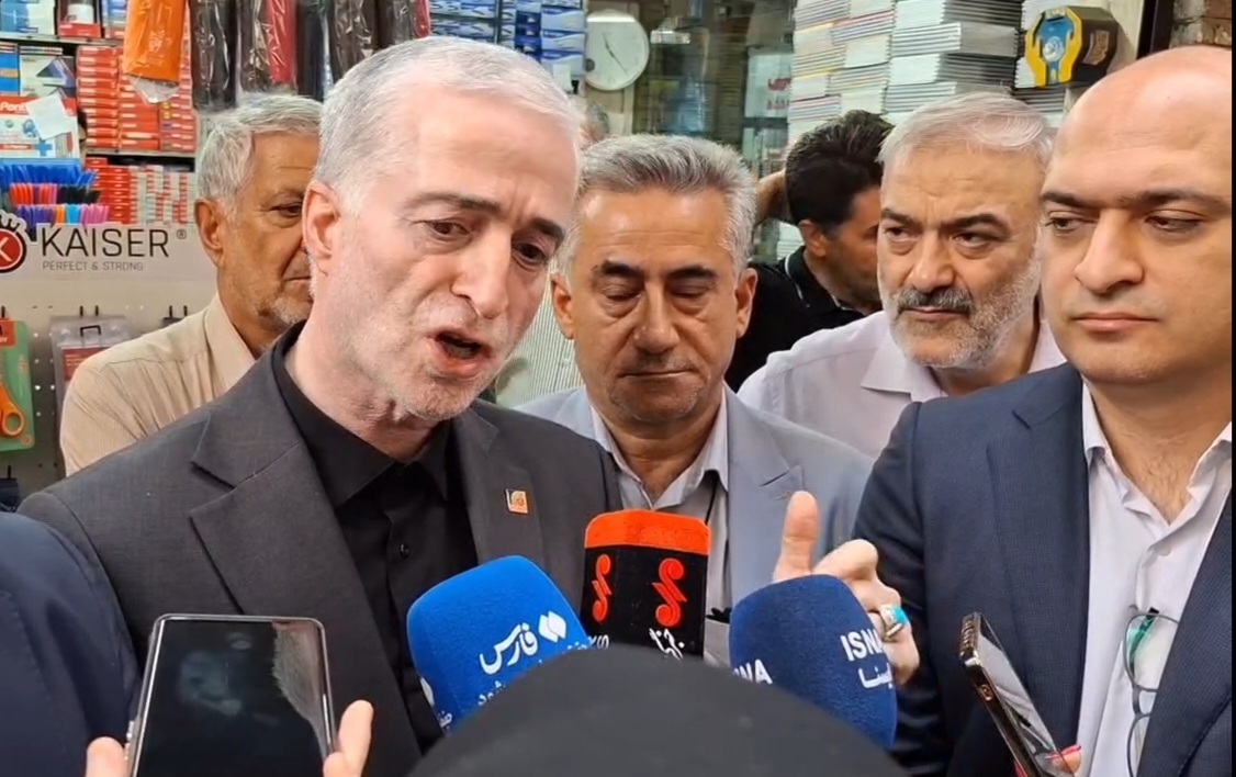 اصل فعالیت بساط‌گران در بازار محل اشکال نیست