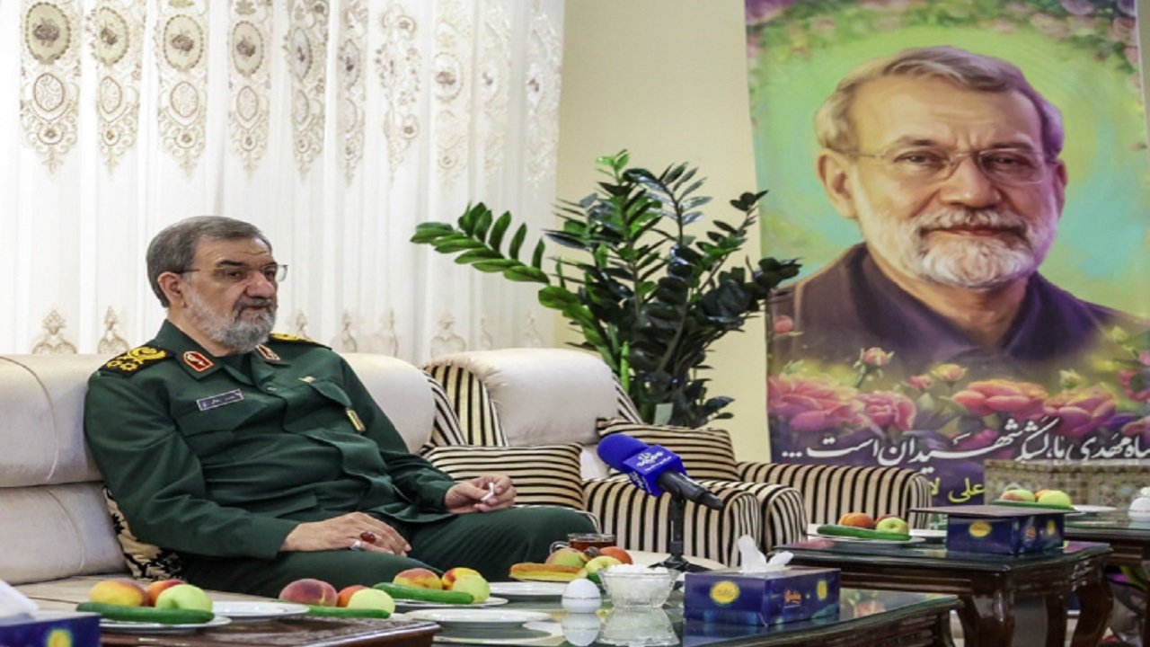 دیدار محسن رضایی با خانواده شهید لاریجانی