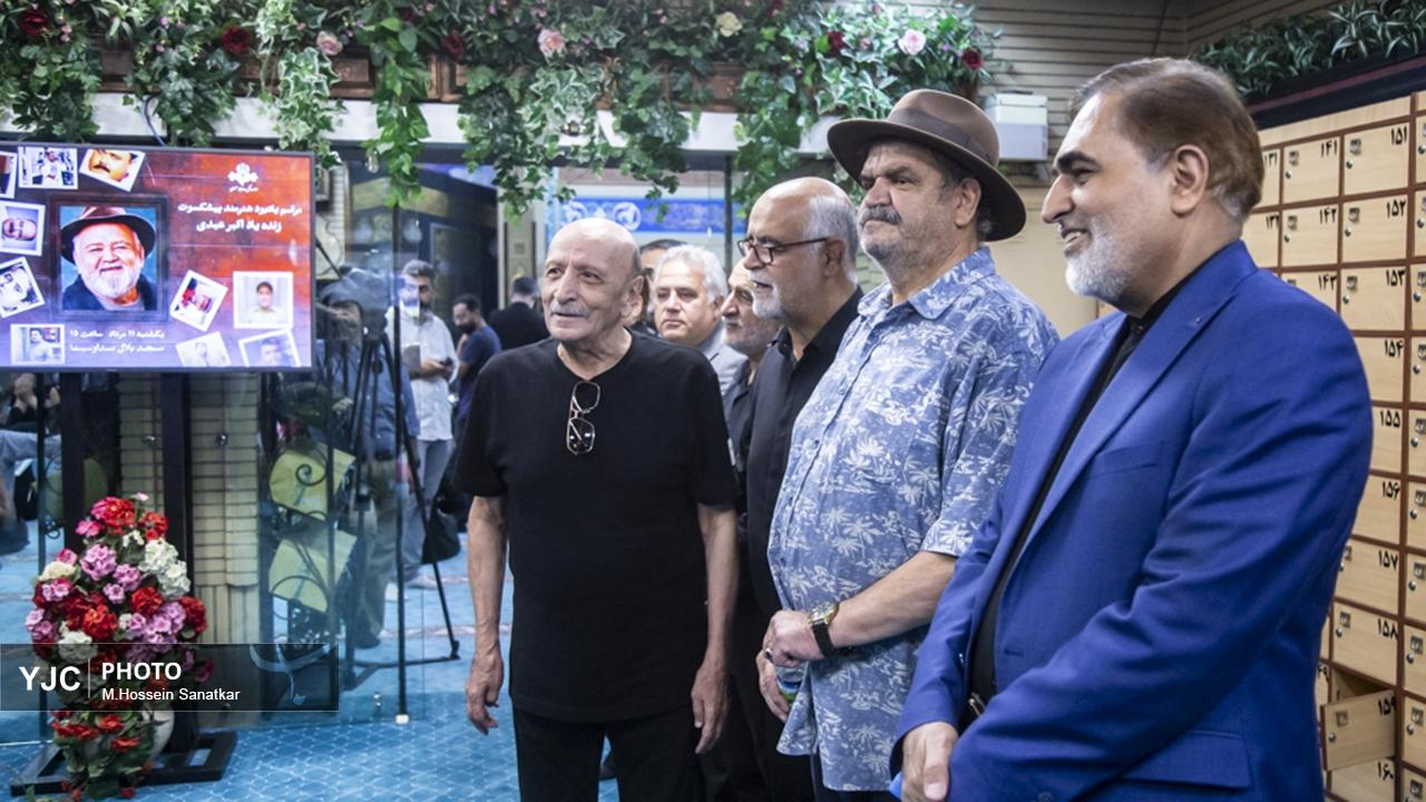 یادبود زنده یاد اکبر عبدی در مسجد بلال